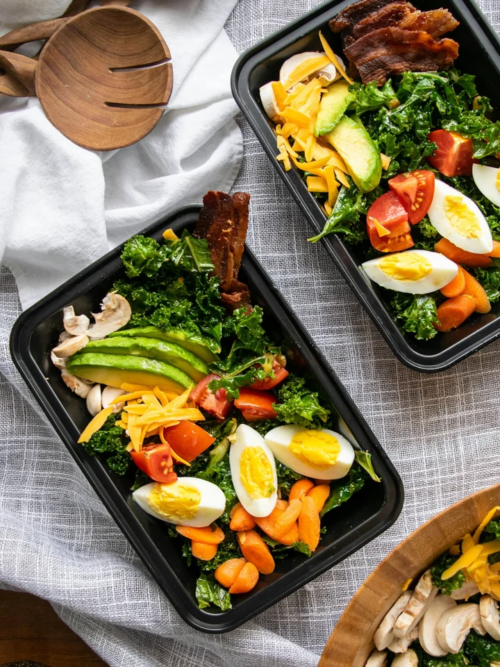 Marmitas com frango, ovos, abacate e legumes prontas para a semana